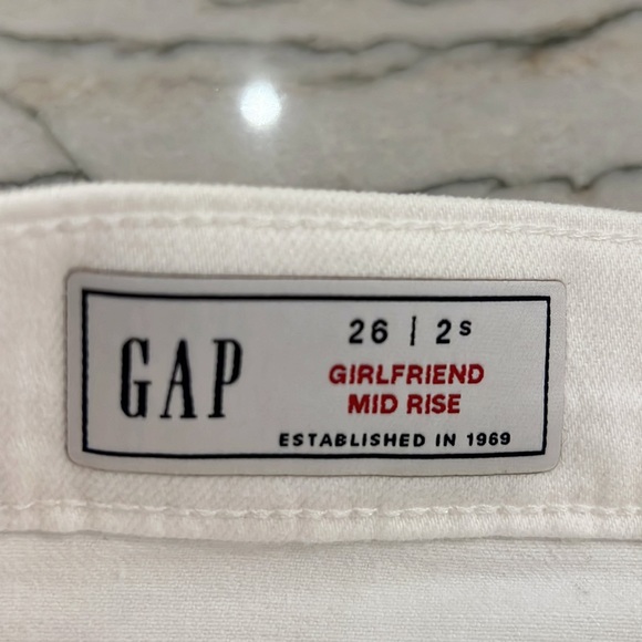NWT Gap Mid Rise Girlfriend Jeans with Washwell White-26 Short - Picture 11 of 14